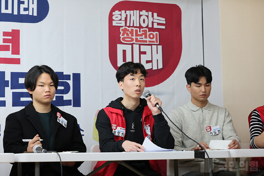 지난 2024년 2월14일 한동훈 당시 국민의힘 비상대책위원장이 제8호 총선 공약인 '청년 모두 행복' 발표를 자립준비청년 지원 임대주택인 서울 은평구 '다다름하우스'를 방문해 진행하는 가운데, 윤도현(가운데) 당시 비대위원이 자립준비청년들과의 현장 간담회에 동참하고 있다. 윤 비대위원 역시 자립준비청년 출신으로 후원 연계단체인 샤인온라이트(SOL)를 운영해왔다.<국민의힘 홈페이지 사진>